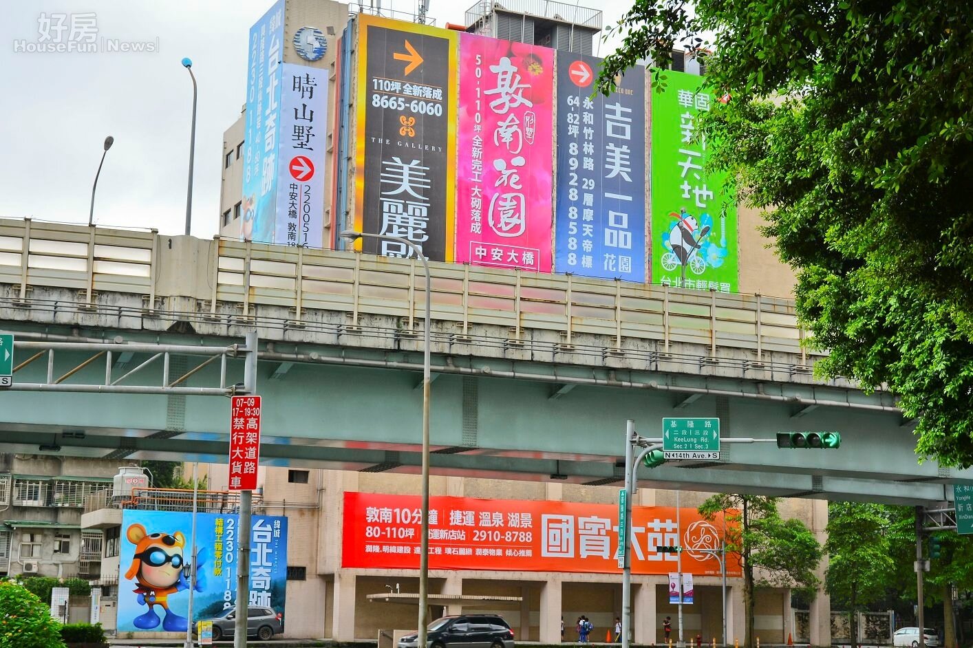 基隆路與敦化南路口建案廣告帆布林立。(好房News記者 陳韋帆/攝影)