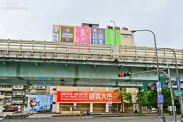 基隆路與敦化南路口建案廣告帆布林立。（好房News記者 陳韋帆／攝影）