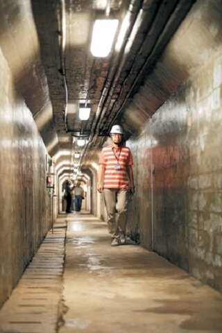 石門水庫建立50年來,維護壩基的核心「地下廊道」一直是不開放參觀,經濟部在50周年首度開放媒體記者參觀,一窺這神秘面紗。(記者許正宏/攝影)