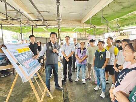 
立委林俊憲（前排左）3日邀集農業部漁業署副署長陳建佑等人會勘台南市安平魚市場。（洪榮志攝）
