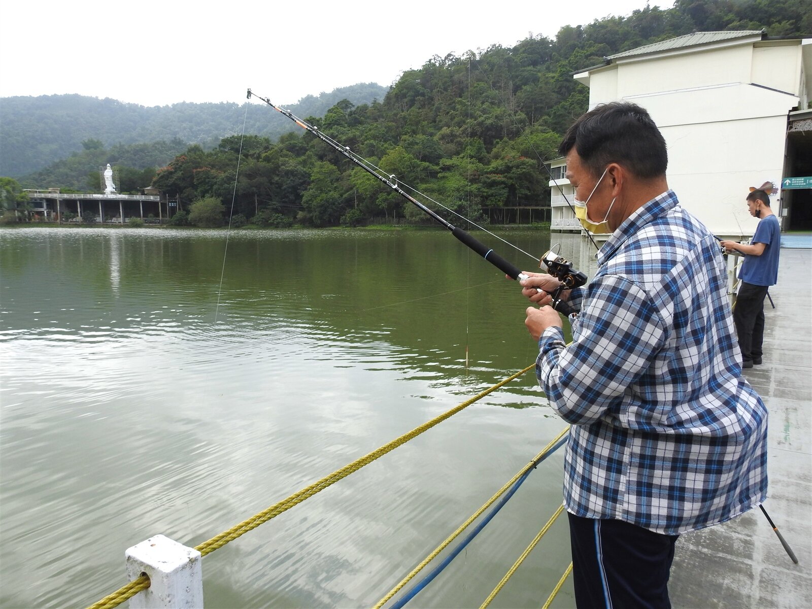 南投埔里鯉魚潭遭外來魚種入侵,10月4日將舉辦「鯉潭除害王:釣外來種魚比賽」號召全國釣魚高手競竿消滅外來種。本報資料照