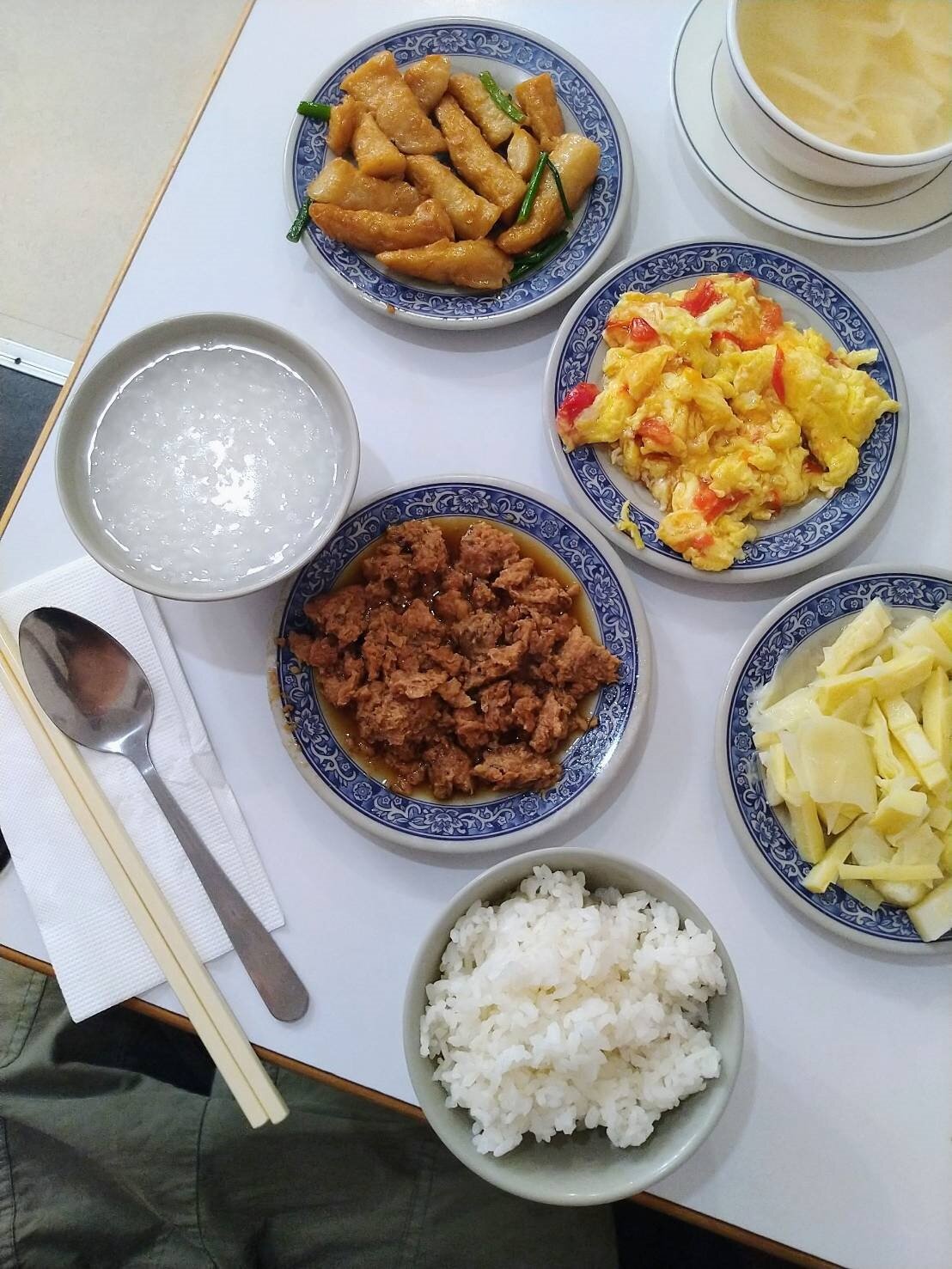 被稱為「台北最強宵夜清粥小菜」之一的小品雅廚。記者黃仕揚/攝影