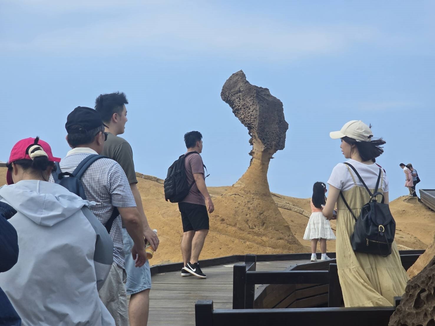 女王頭最新頸圍剩116.59公分,有斷頭危機,昨天有不少遊客排隊拍照。記者游明煌/攝影