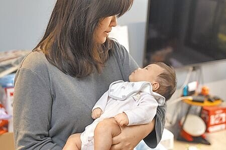 行政院會4日通過「育嬰留停照顧彈性化方案」,育嬰留職停薪期間,將有30天能以「單日」方式申請。(示意圖,本報資料照片)