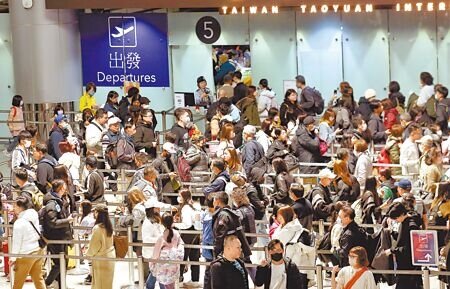 今年上半年觀光統計,國人出國914.1萬人次,全年可望突破1800萬人次。來台旅客方面,上半年為419.7萬人次,僅恢復到疫情前的70%。(本報資料照片)