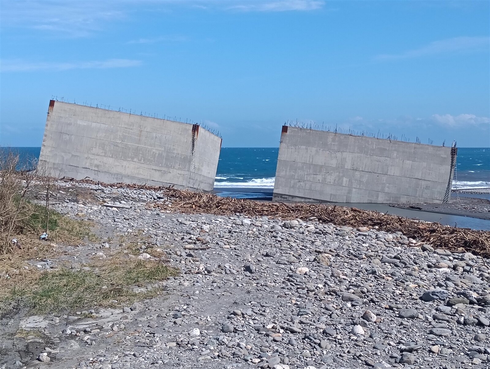 台東卑南溪出海口2個數百公噸造價4千餘萬元的「沉箱」,製造完成後,因富岡漁港海底沉箱基座工程延宕,致使沉箱擱置7年仍未安置定位,遭審計室糾正。記者尤聰光/攝影