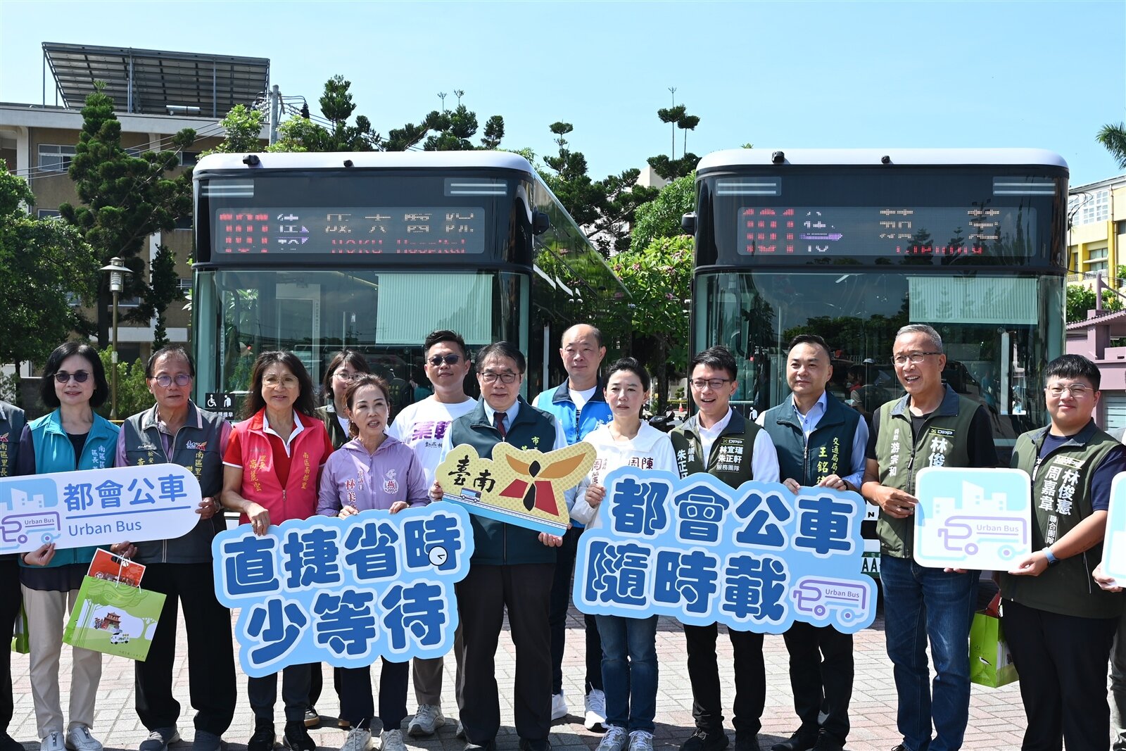 台南推動市區公車路網重整，市長黃偉哲（中）昨天宣布首條101都會公車啟航。記者鄭惠仁／攝影 