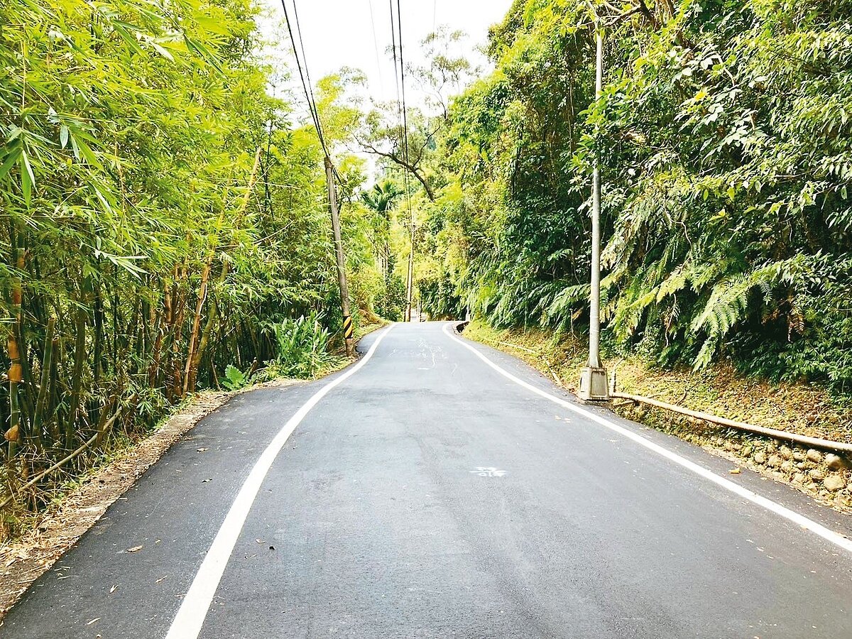 新北農業局投入上億經費推動「農路翻轉計畫」整建農路,圖為汐止小坑路。圖/新北市農業局提供