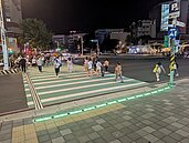 府中捷運出口試辦「行人地面警示燈」　提供行人與駕駛人雙向保障