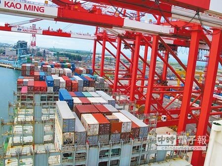 封殺←自由經濟示範區高雄港貨櫃吞吐情形。(本報資料照片)