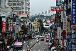 真正熱鬧商圈處位於興隆三段，短短不到600公尺距離，想的到、想不到的店都有，食衣住行全部都包。(好房記者張聖奕/攝影)