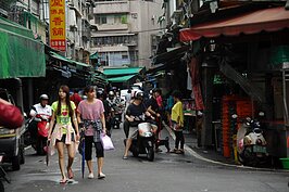 同樣位於辛亥路與興隆路交叉口處另一角，有一個傳統市場，提供生鮮美味的料理食材。(好房記者張聖奕/攝影)