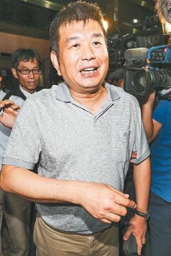 台北地檢署昨晚以證人身分傳喚興富發建設董事長鄭欽天,訊後請回。 記者楊萬雲/攝影