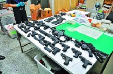 台中檢警查獲大批槍械，殺傷力強大。
記者游振昇／翻攝