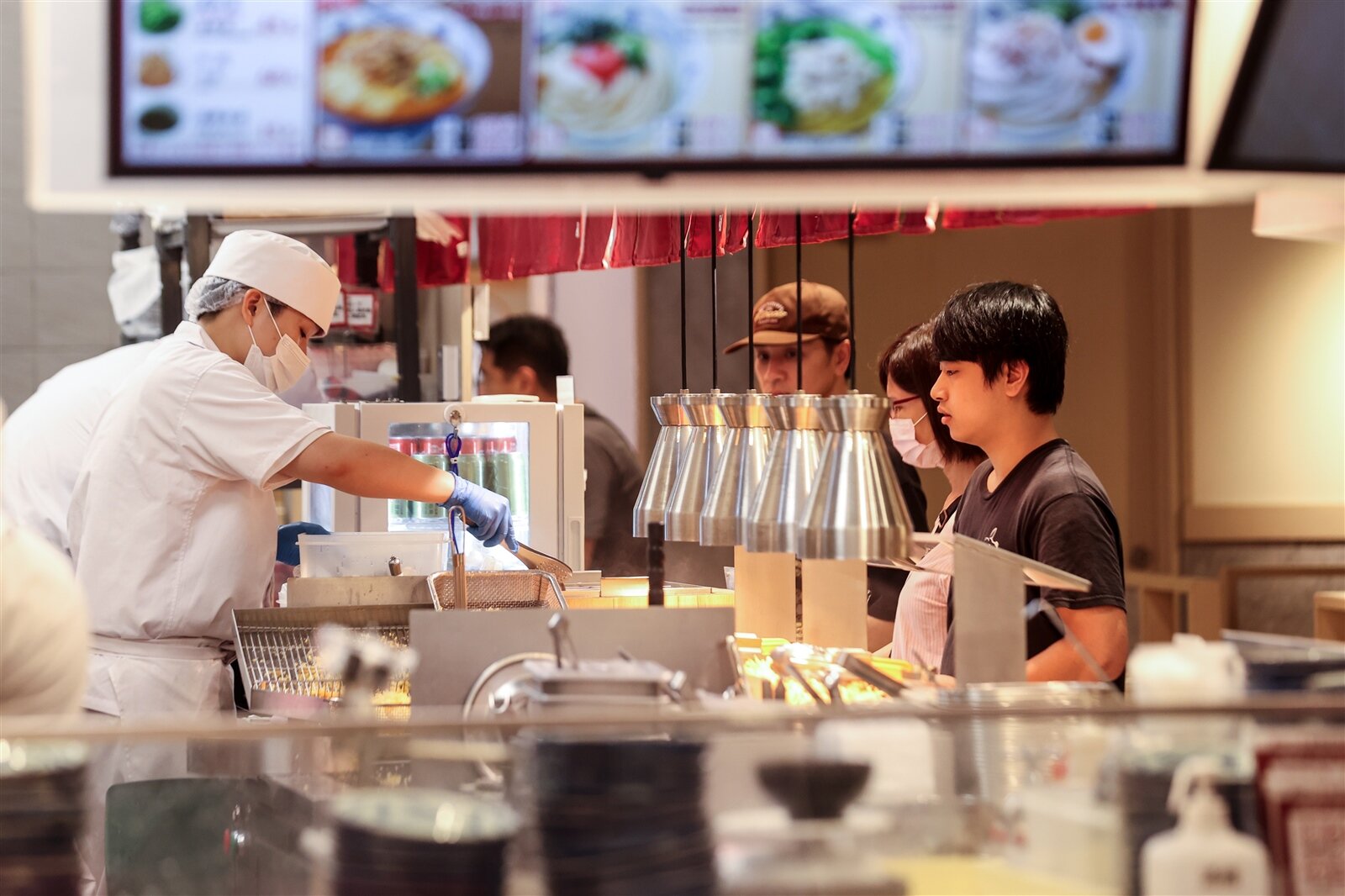 餐飲業平均薪資低,但餐飲市場剛性需求強,多數創業者首選是投入餐飲業。圖/本報資料照片