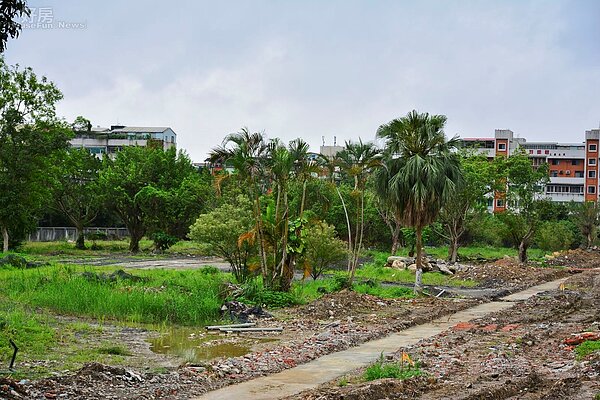 廣慈博愛院舊址都更基地坐落於北市福德街及大道路西北側,目前仍留有大片綠地,若規劃得宜,可形成信義區嶄新的森林公園綠地。(好房News記者 陳韋帆/攝影)