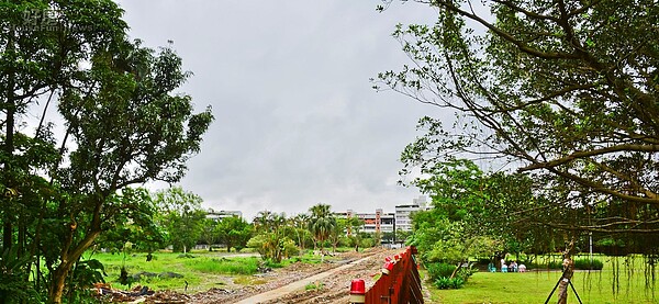 廣慈博愛院舊址都更基地坐落於北市福德街及大道路西北側，左為目前規劃都更基地，右為廣慈公園，大片的綠地是否保留引起民眾強烈爭議。（好房News記者 陳韋帆／攝影）