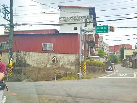 台鐵鳳鳴車站去年啟用,桃園龜山湖山街塞爆,桃園市交通局研議A、B兩方案,但B案跨及新北市轄區,還要與新北市府討論。(賴佑維攝)