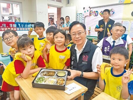 桃園市長張善政(右二)昨赴龍星國小視察營養午餐,宣布每餐補助增3元,提升至51元。(呂筱蟬攝)