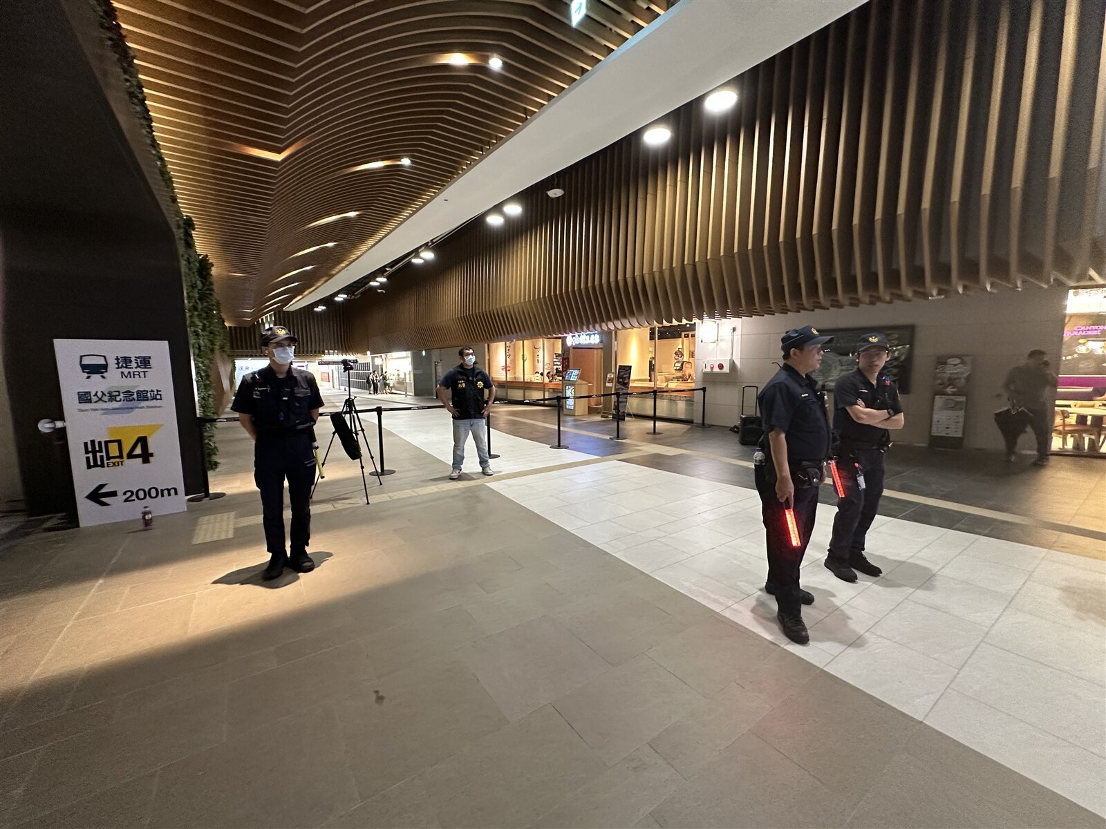 環保局統整各局處的室內空間及室外遮蔽空間,集結在官網能夠查詢。本報資料照片