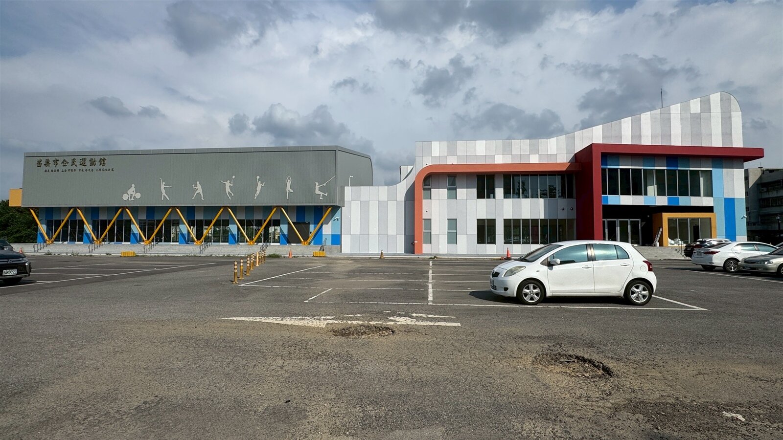 苗栗市全民運動館委外經營，預計明年農曆年前試營運。記者范榮達／攝影 