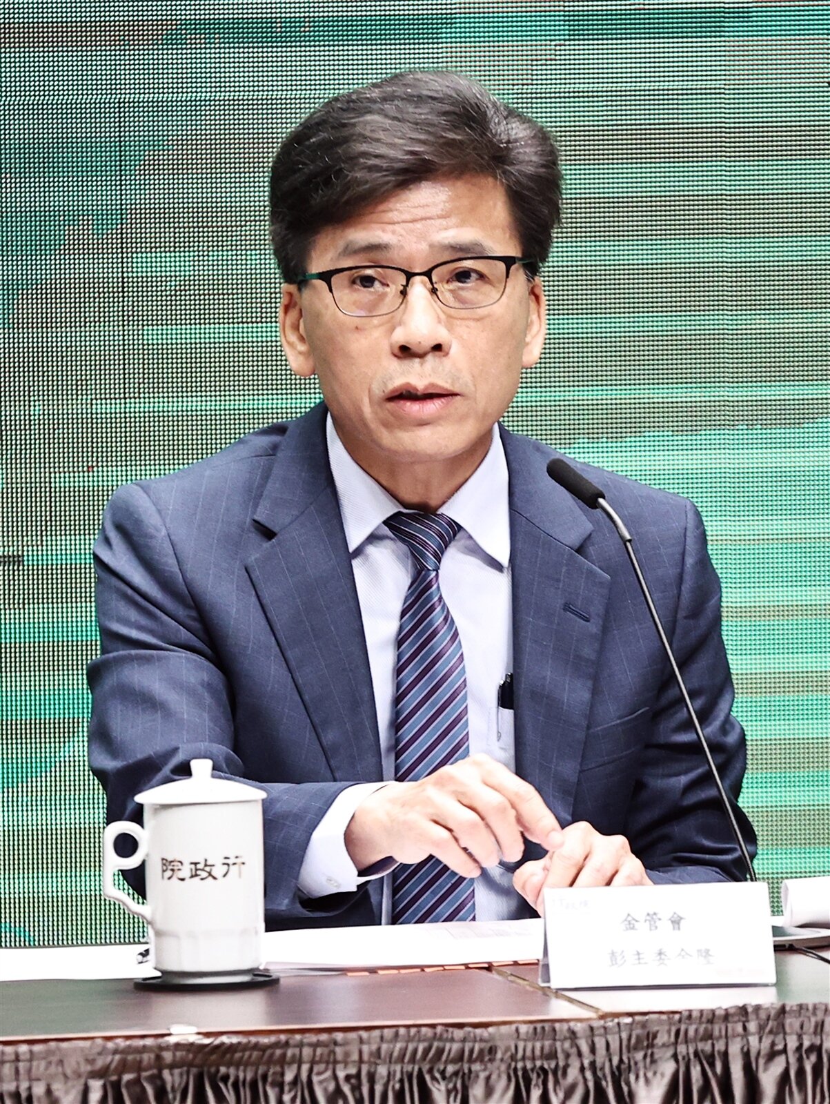 行政院會今天拍板，將新青安方案排除在銀行法第72條之2不動產放款比率限制之外，保障購屋自住民眾的申貸權益。金管會主委彭金隆在會後針對相關內容說明。
記者杜建重／攝影 