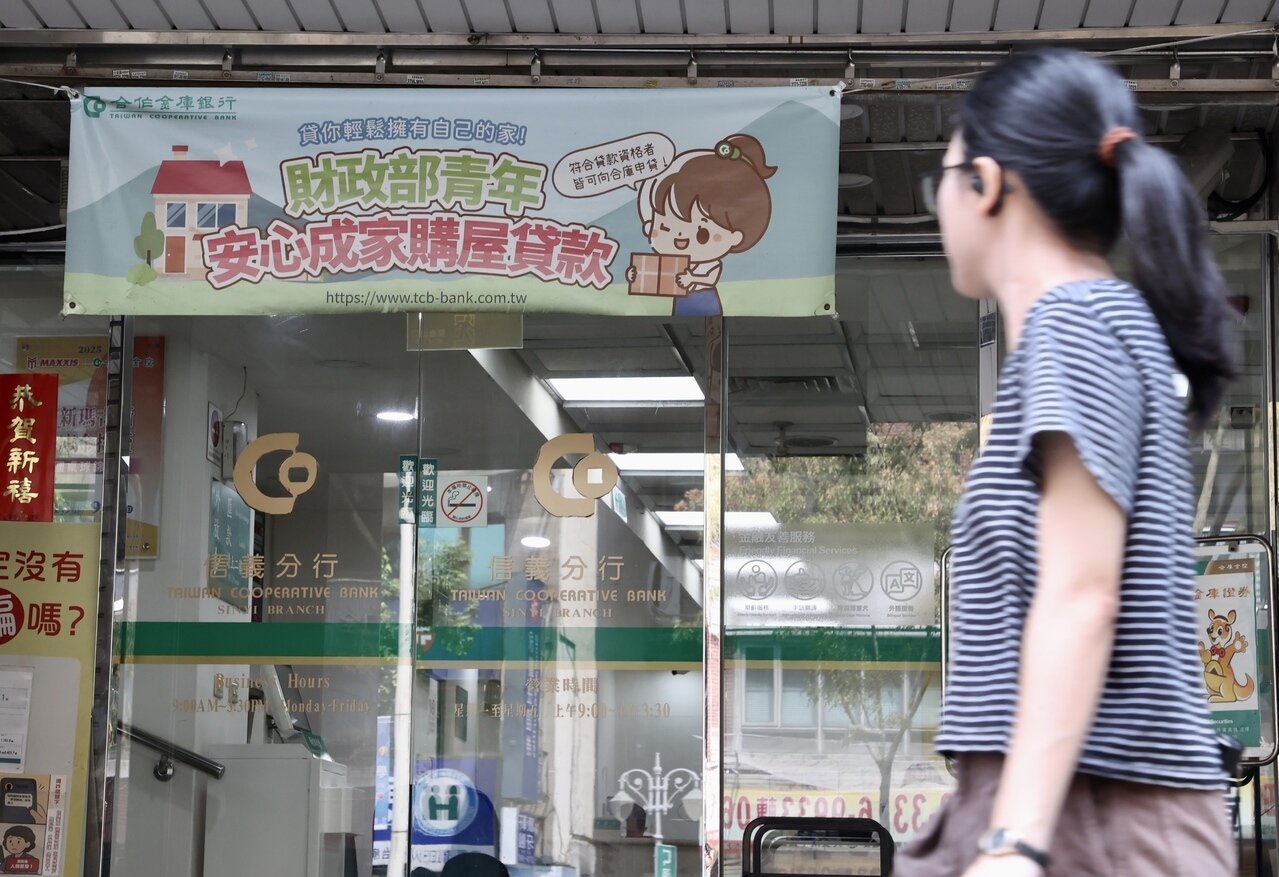 行政院今天院會拍板,確定將「青年安心成家購屋優惠貸款精進方案」(新青安)排除在《銀行法》第72條之2不動產放款比率限制之外。此舉意味未來銀行辦理新青安貸款時,不再受30%上限約束,以釋出更多放款量能,解決近期「房貸荒」問題。記者胡經周/攝影