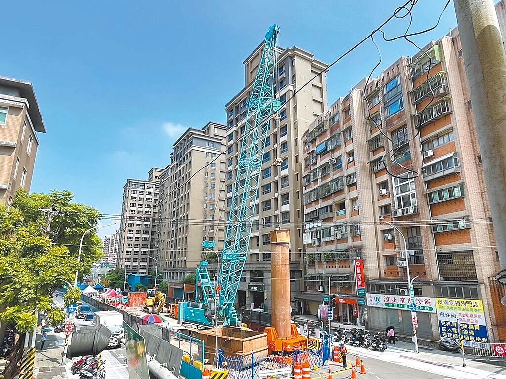 新北市捷運工程局4日進行捷運汐止東湖線第1支全套管基樁鑽掘施工。（新北市捷運局提供／高鈞麟新北傳真）