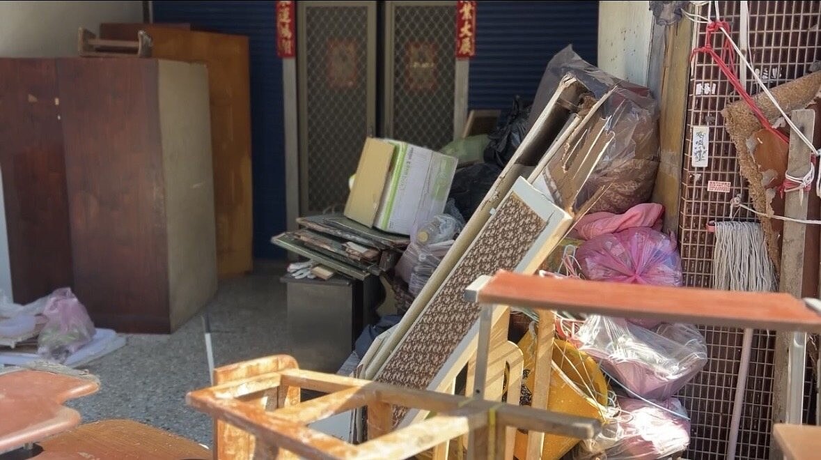 彰化縣福興鄉近日發生的這起租屋糾紛，新屋主收回房子時，發現前租客搬走後，未依合約清理，反而留下大批家具與垃圾，屋內蟑螂、蜈蚣爬來爬去，為之傻眼。 圖／民眾提供