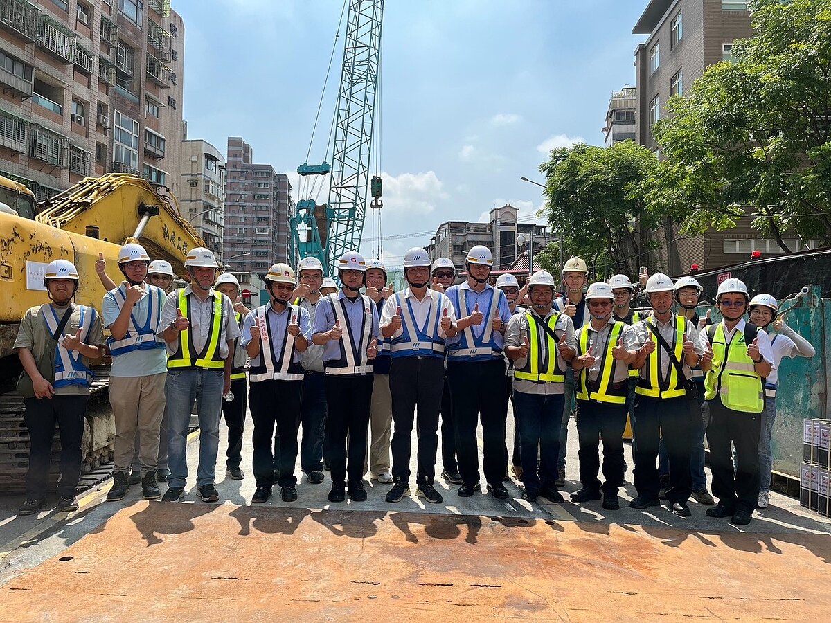 新北市捷運汐止東湖線進行第1支全套管基樁鑽掘施工,新北捷運局與施工團隊大合影。圖/新北市捷運工程局提供