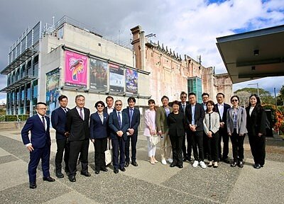 盧秀燕率團參訪布里斯本發電廠轉型藝文空間。圖/台中市文化局提供