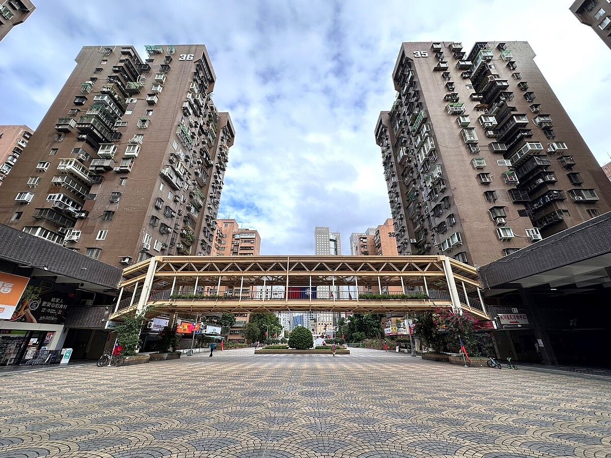 台北十大熱銷社區「國宅產品」占一半 專家:適合2類人居住 近一年台北市前十熱門交易住宅社區中,「成功國宅」因地段優勢、房價親民等優勢,位居第二。圖/永慶房產集團提供