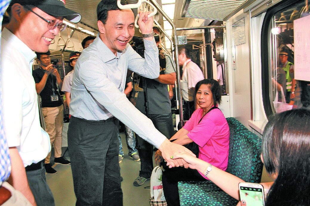 新北市長朱立倫(左二)由台灣鐵路管理局長周永暉陪同,搭乘台鐵區間車視察樹林及山佳站的通勤情形和周邊交通,與民眾握手寒暄。 記者盧禮賓/攝影