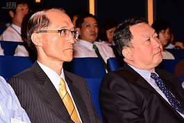 永慶房仲事業集團董事長（左），永慶慈善基金會董事長趙怡（右），共同舉辦銀髮族與通用住宅記者會。