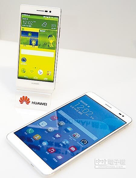 大陸品牌手機積極來台搶市,華為Acend P7(右圖,陳志源攝)厚6.5cm、重124g,是相當輕薄的4G手機,配備800萬畫素前鏡頭,具備全景自拍功能,讓自拍照不再卡卡。機殼背面採用7層鍍膜工藝,能產生特殊的光線折射視覺效果,售價1萬6900元;同時發表的還有7吋平板MediaPad X1 7.0也是一體造型,5000mAh大電池,還可充做手機的行動電源,售價9900元。(陳大任)