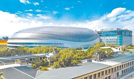 
隨著大巨蛋啟用掀起演唱會熱潮，門票需求激增，轉售行為頻繁。《文化創意產業發展法》於2023年增訂反黃牛條款，規定只要加價就是違法，不過許多民眾以為加一點錢無傷大雅，有人以「請星巴克」原價轉讓票券，最後被裁罰4.6萬元。（本報資料照片）
