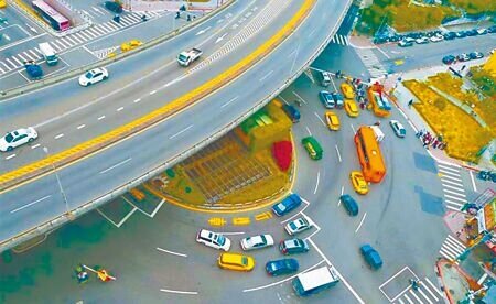 台北市政府13日將拆除公館圓環並填平公車專用地下道,工期共計65天,預計於11月16日完成,北市工務局新工處建議,用路人提前分流並注意相關交維指引依序通行。(本報資料照片)