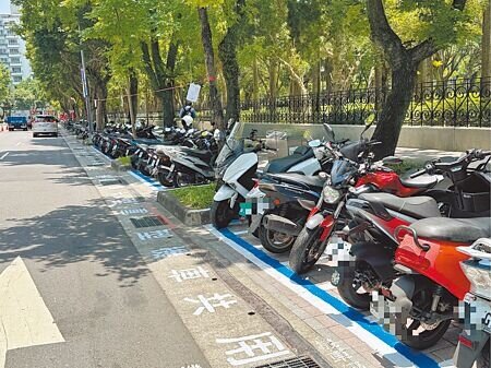 北市環保局指出,截至今年7月仍有約3.64萬輛機車尚未完成定檢,提醒車主應盡快完成定檢,以免違反《空汙法》受罰,逾期未檢可處500元罰鍰,最重可註銷牌照。(徐佑昇攝)