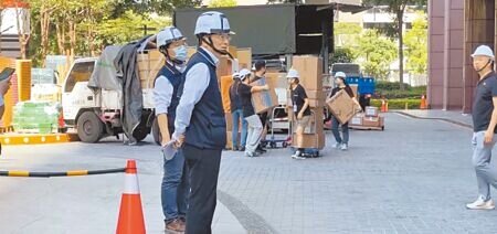 
停業逾半年的新光三越台中店10日上午9時正式啟動進貨作業。（馮惠宜攝）
