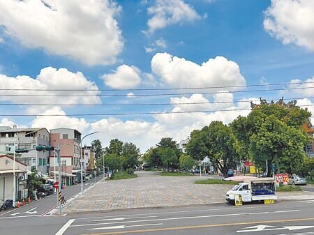 
屏東市公所提出「屏東縣屏東市臨時攤販集中場管理自治條例」草案，計畫在四維路旁的鄰里公園規畫夜市，預計可容納120攤，10日在市民代表會臨時會二讀通過。（謝佳潾攝）
