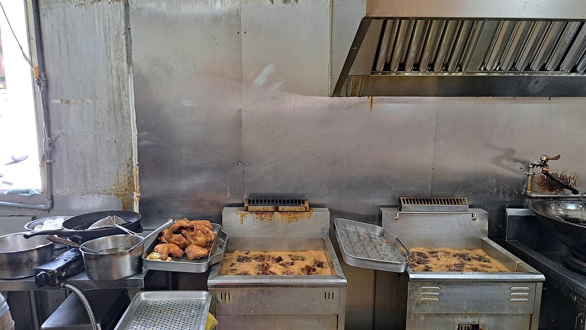 餐飲油煙常被檢舉,桃市府鎖定「三不一沒有」的店家加強稽查與輔導,未確實裝設或啟用油煙防制設施,最高可處5萬元罰鍰。圖/桃園市環保局提供