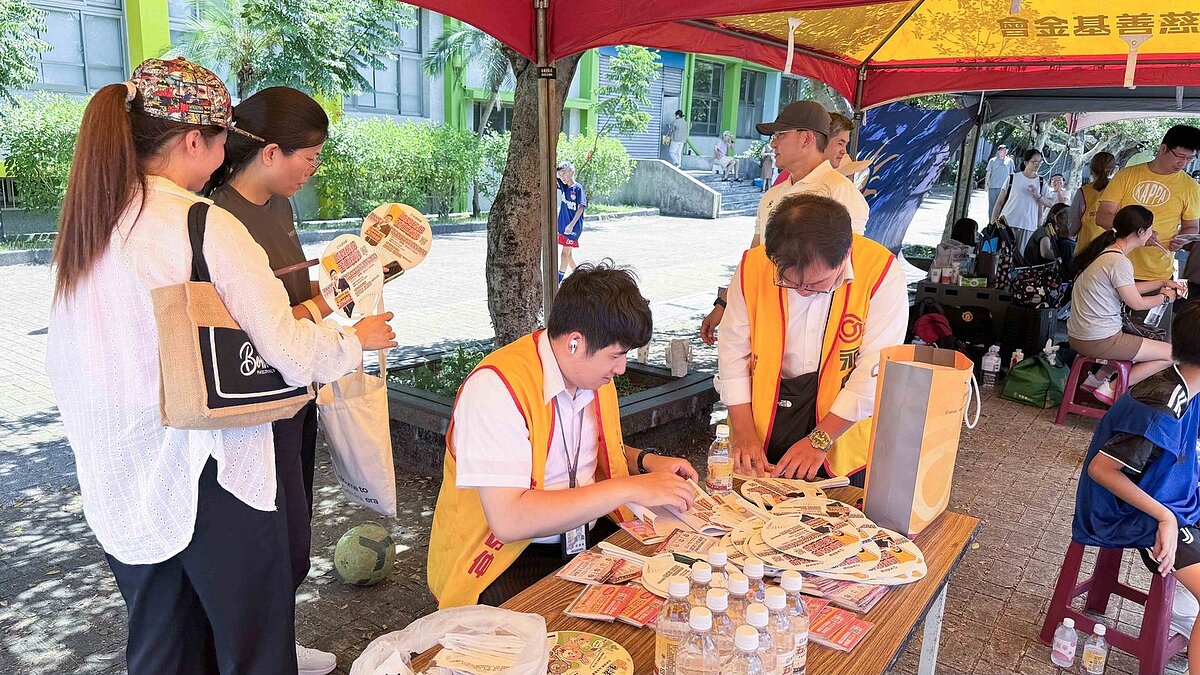 永慶房屋提供瓶裝水、扇子等物資給現場大小朋友,讓賽事順利圓滿。圖/永慶房產集團提供