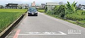 農路窄難會車　民畫標線提醒