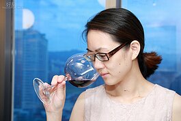 接著輕輕搖晃，用鼻子聞香味。