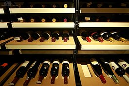 各種品牌紅白酒依照年份與製造地分別陳列於專屬的酒窖中。