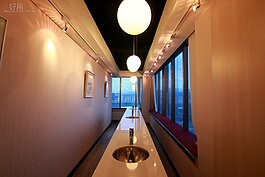 品酒空間設計簡單大方，十分適合在此好好品味美酒的香淳。