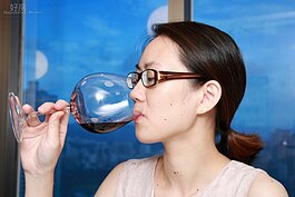 接著再輕飲一口，讓美酒先在嘴中讓舌頭品味。