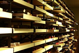 抽屜拖拉式的陳列架，所有酒類一目了然。