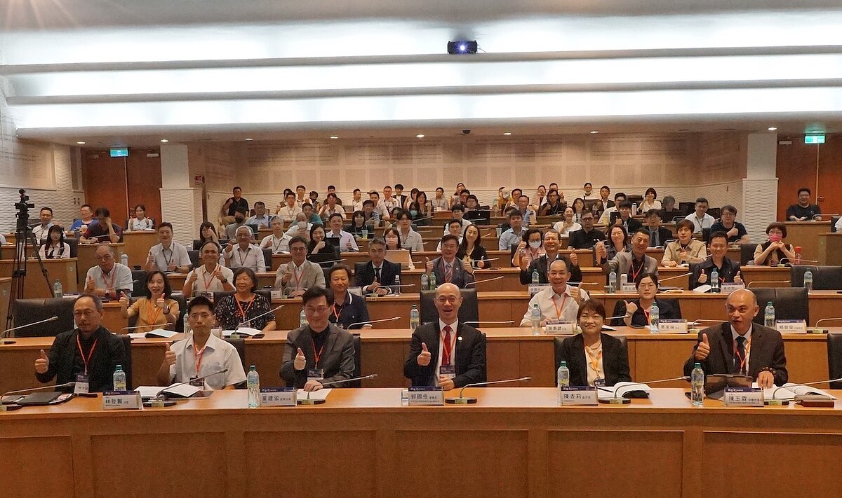 內政部政務次長董建宏、估價師公會理事長郭國任等人出席「匯聚20．跨界對談」研討會。圖／估價師公會提供