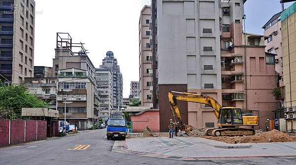 敦化南路二段63巷內信義路旁的敦南停車大廈拆除。(好房News記者 陳韋帆/攝影)